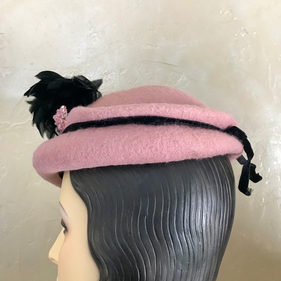 DASHING 1940s PINK \'MOHAIR\' FELT HAT WITH MATCHING JEWEL AND BLACK FEATHERS main image 15